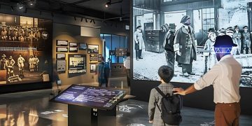 The Future of Retail: Thrive in E-Commerce Era - Cover Image